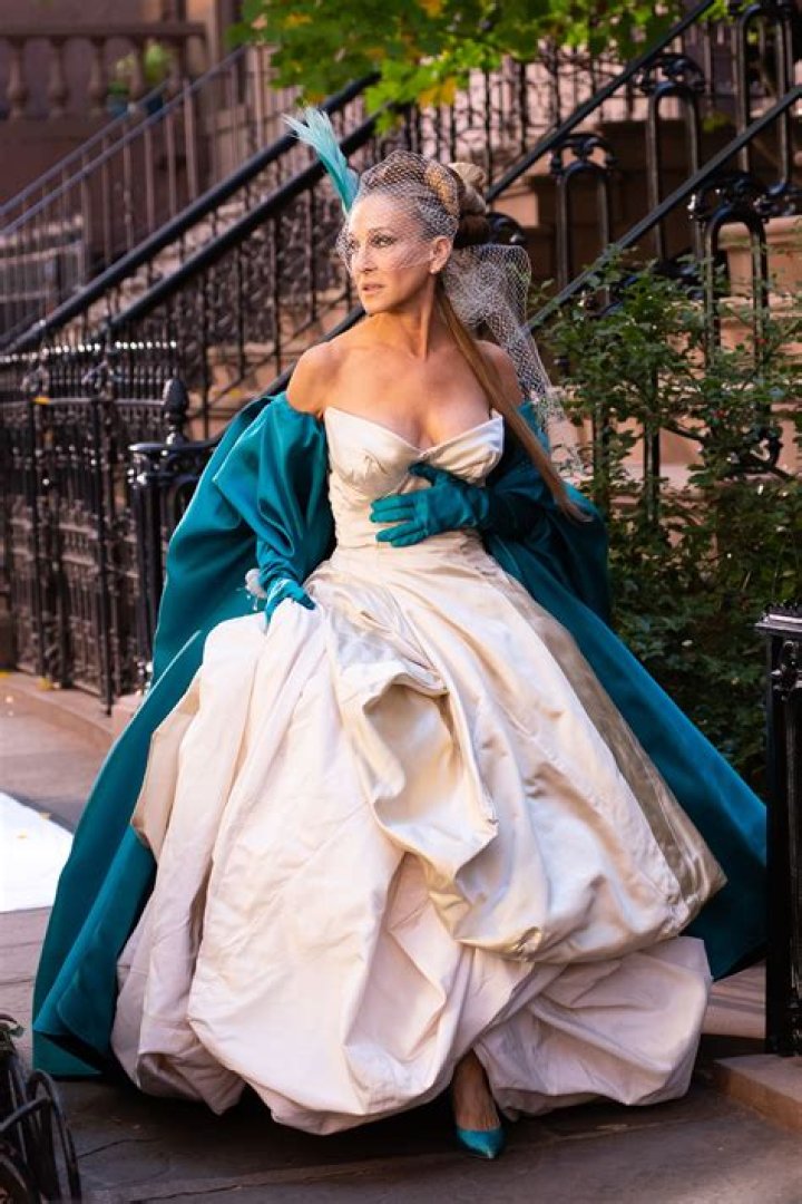 Unveiling The Weight Of A Fashion Icon: How Much Does Carrie Bradshaw Weigh?