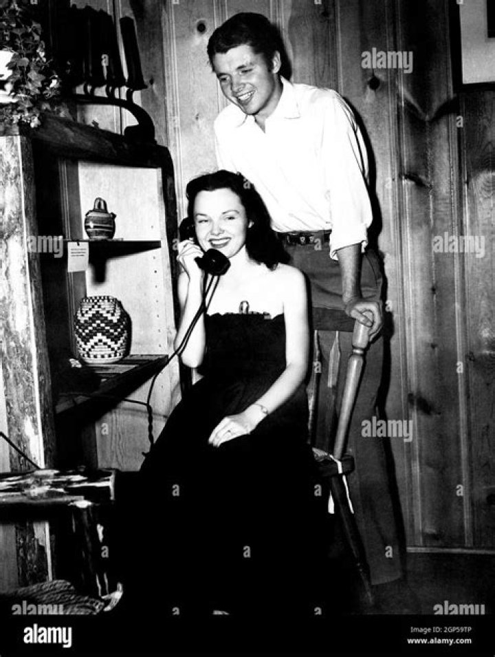 Wanda Hendrix: Uncovering Details About Her Love Life